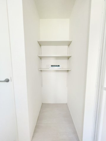 新築戸建・建売　大泉町吉田2期　GRAFARE　全2棟の収納|洗面所にリネン庫があることでタオル類や洗濯用品などがきれいに片付きますね！