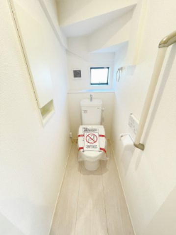 新築戸建・建売　大泉町吉田2期　GRAFARE　全2棟のトイレ|小窓付きで自然光が入る明るくて爽やかなトイレ空間です！