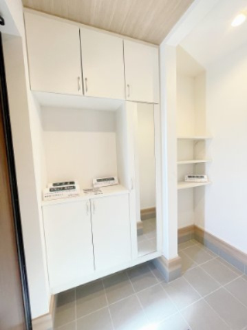 新築戸建・建売　大泉町吉田2期　GRAFARE　全2棟の玄関|シューズインクロークはベビーカーなどの大きめの外用品の室内収納を叶えてくれる！