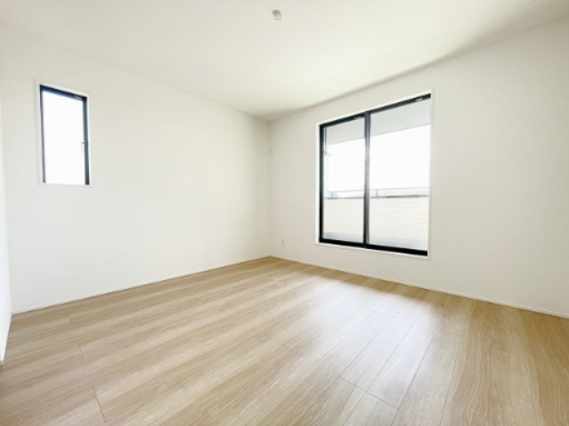 新築戸建・建売　大泉町吉田2期　GRAFARE　全2棟の洋室|2面採光で明るい洋室です！ホワイト基調の爽やか空間からインナーバルコニーにも出られます♪