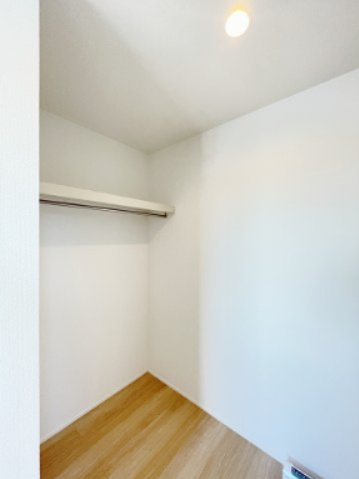 新築戸建・建売　大泉町吉田2期　GRAFARE　全2棟の収納|ハンガーパイプもついているので干した洗濯物をそのままかけることができる！