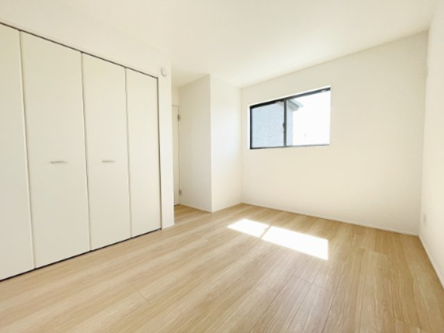 新築戸建・建売　大泉町吉田2期　GRAFARE　全2棟の洋室|全室収納完備！荷物が増えても安心ですね(*^_^*)