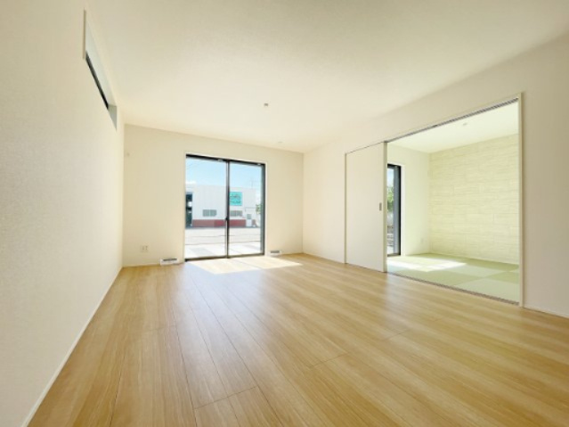 新築戸建・建売　大泉町吉田2期　GRAFARE　全2棟の居間・リビング|全室南向きで陽当たり良好な間取です♪