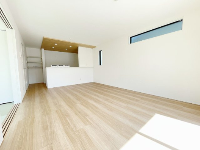 新築戸建・建売　大泉町吉田2期　GRAFARE　全2棟の居間・リビング|ホワイト基調のリビングダイニングなので自分なりのアレンジが楽しめますね♪