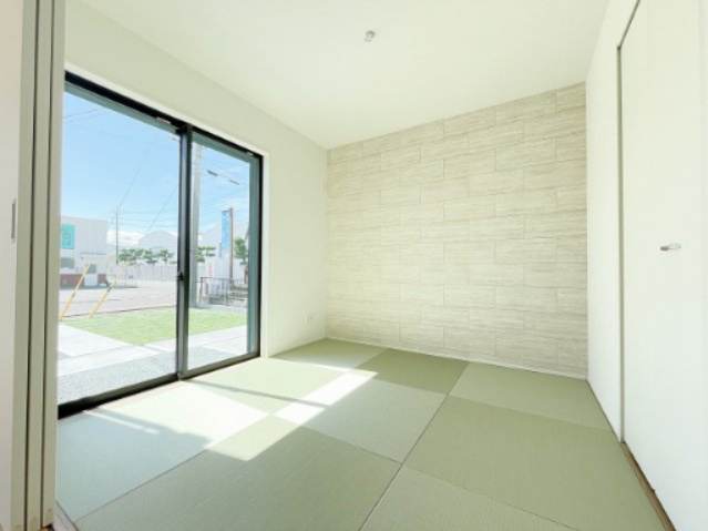 新築戸建・建売　大泉町吉田2期　GRAFARE　全2棟の和室|アクセントクロスがおしゃれな洋風の和室です♪