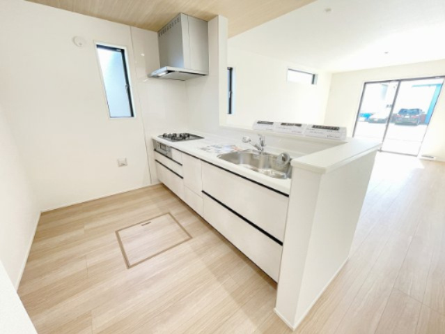 新築戸建・建売　大泉町吉田2期　GRAFARE　全2棟のキッチン|カウンター越しに会話が弾む、家族とのつながりを感じられる対面キッチンです！