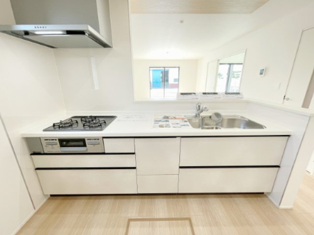 新築戸建・建売　大泉町吉田2期　GRAFARE　全2棟のキッチン|3口コンロなのでご飯を作りながらお弁当のおかずも作れて便利！