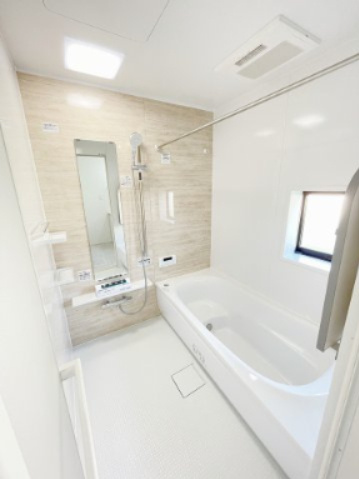 新築戸建・建売　大泉町吉田2期　GRAFARE　全2棟の浴室|換気しやすい小窓付きで明るく清潔感のあるホワイト基調のランドリースペースです♪