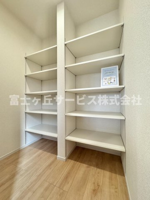 【収納】 | 静岡市駿河区小黒2丁目 3期 新築一戸建て 1号棟 | キッチンにあるパントリーです