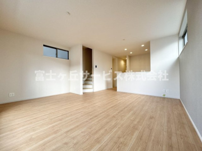 【居間・リビング】 | 静岡市駿河区小黒2丁目 3期 新築一戸建て 1号棟 | リビングダイニングです