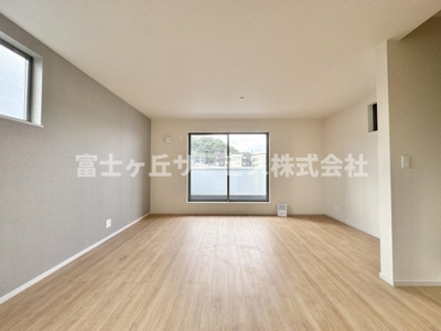 【居間・リビング】 | 静岡市駿河区小黒2丁目 3期 新築一戸建て 1号棟 | リビングです