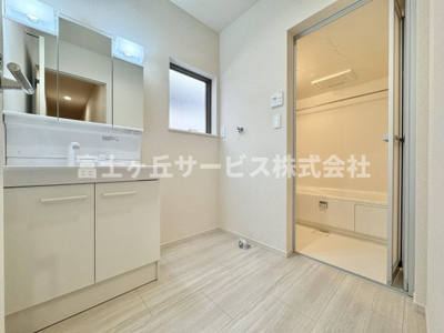 【脱衣所】 | 静岡市駿河区小黒2丁目 3期 新築一戸建て 1号棟 | 脱衣場です