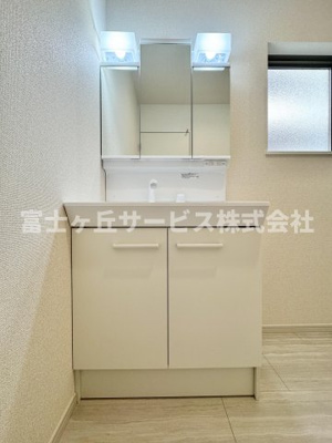 【独立洗面台】 | 静岡市駿河区小黒2丁目 3期 新築一戸建て 1号棟 | 朝の身支度に便利な独立洗面台です