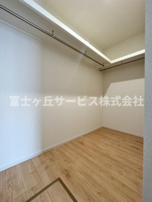 【収納】 | 静岡市駿河区小黒2丁目 3期 新築一戸建て 1号棟 | 収納豊富なウォークインクローゼット