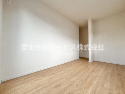 【洋室】 | 静岡市駿河区小黒2丁目 3期 新築一戸建て 1号棟 | バルコニーに面した洋室です