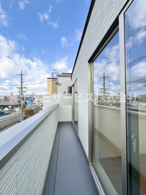 【バルコニー】 | 静岡市駿河区小黒2丁目 3期 新築一戸建て 1号棟 | 陽当たり良好なバルコニーです