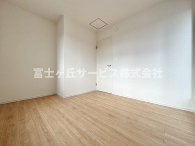 【子供部屋】 | 静岡市駿河区小黒2丁目 3期 新築一戸建て 1号棟 | 子供部屋としても使える洋室です