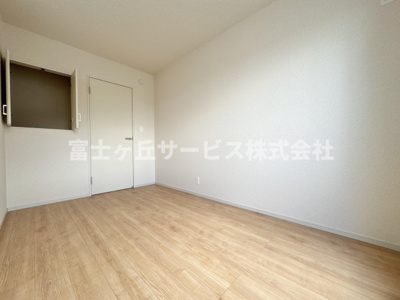 【洋室】 | 静岡市駿河区小黒2丁目 3期 新築一戸建て 1号棟 | 収納もある洋室です