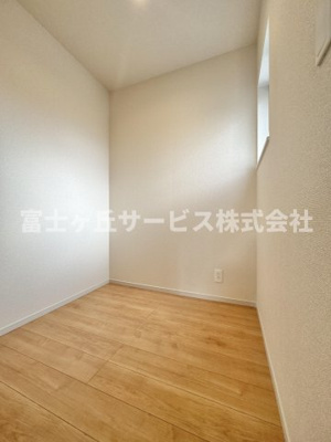 【洋室】 | 静岡市駿河区小黒2丁目 3期 新築一戸建て 1号棟 | サービスルームです
