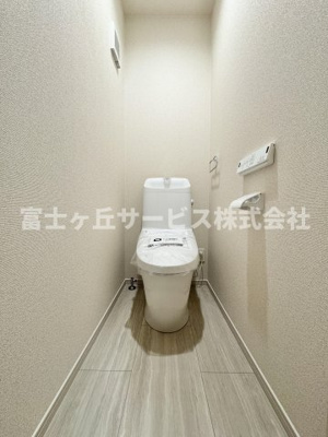 【トイレ】 | 静岡市駿河区小黒2丁目 3期 新築一戸建て 1号棟 | 1Fトイレです
2Fにも同タイプのトイレがあります