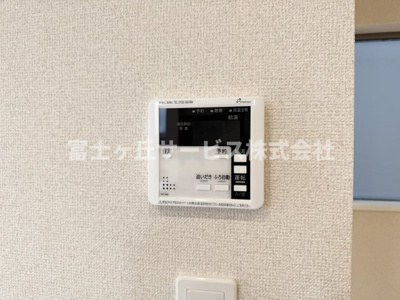 【発電・温水設備】 | 静岡市駿河区小黒2丁目 3期 新築一戸建て 1号棟 | リビングからも操作ができて便利です