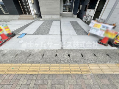 【駐車場】 | 静岡市駿河区小黒2丁目 3期 新築一戸建て 1号棟 | 車種により2台駐車可能です