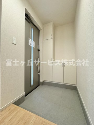 【玄関】 | 静岡市駿河区小黒2丁目 3期 新築一戸建て 1号棟 | 収納もある玄関です