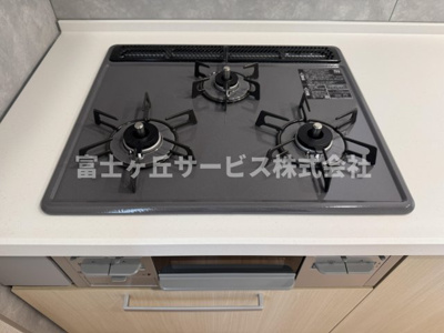 【その他】 | 静岡市駿河区小黒2丁目 3期 新築一戸建て 1号棟 | 3口コンロがあります