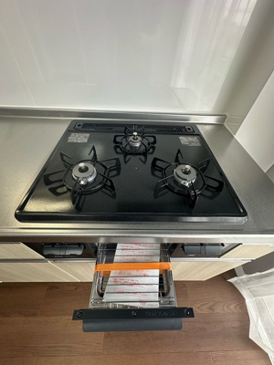 【キッチン】 | グランドール生田Ⅱ | グリル付き3口ガスコンロのシステムキッチンです☆グリルがあるとお料理の幅が広がりますね♪自炊生活で楽しく健康に！