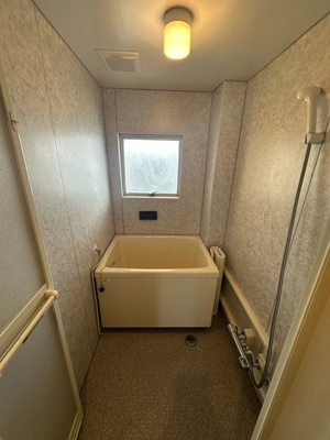 【浴室】 | グランドール生田Ⅱ | 清潔感のある浴室です♪窓があるので湿気対策OK！ゆったりお風呂に浸かって一日の疲れもリフレッシュできますね☆