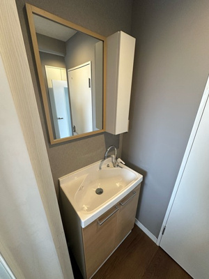 【洗面所】 | グランドール生田Ⅱ | ファミリータイプには必ず欲しい独立洗面台付きで朝の準備もらくらく♪お化粧するときに大活躍ですね！