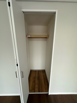 【収納】 | グランドール生田Ⅱ | 洋室6帖のお部屋にあるクローゼットです♪大切なお洋服もしわにならないようにハンガーがけができます☆