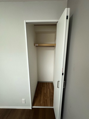 【収納】 | グランドール生田Ⅱ | 洋室4.5帖のお部屋にあるクローゼットです♪洋室のお部屋それぞれにクローゼットがあると便利ですね！