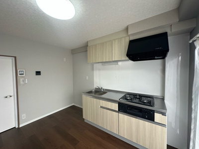 【キッチン】 | グランドール生田Ⅱ | 木目調のデザインのシステムキッチンです！窓があるので換気もOK♪場所を取るお鍋やお皿もたっぷり収納できてお料理がはかどります！