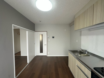 【居間・リビング】 | グランドール生田Ⅱ | ダイニングキッチン6帖☆窓側からの眺めです♪椅子とテーブルを囲んで家族団欒の時間を過ごせます♪