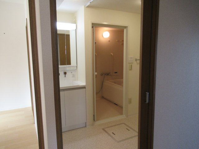 ルネシティ新在家南町３ＬＤＫの洗面所|スペースが確保できる洗面所です