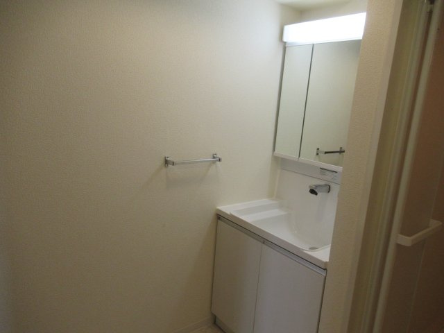 ルネシティ新在家南町３ＬＤＫの洗面所|ゆったりとスペースのある洗面所