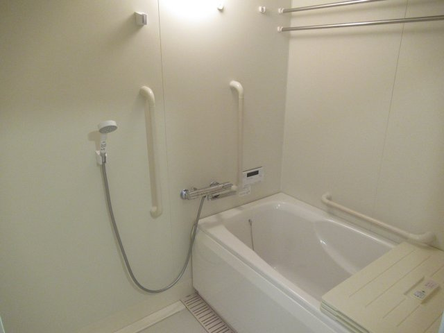 ルネシティ新在家南町３ＬＤＫの浴室|ゆったり過ごせるお風呂です