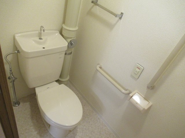 ルネシティ新在家南町３ＬＤＫのトイレ|落ち着いた色調のトイレです