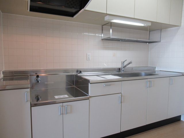 ルネシティ新在家南町３ＬＤＫのキッチン|お部屋によっては３口ガスコンロが設置されています