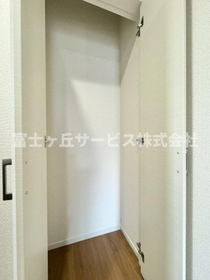 【収納】 | 静岡市駿河区小黒2丁目 3期 新築一戸建て 2号棟 | キッチンにあるパントリーです