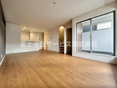 【居間・リビング】 | 静岡市駿河区小黒2丁目 3期 新築一戸建て 2号棟 | リビングダイニングです