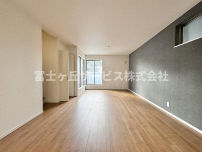 【居間・リビング】 | 静岡市駿河区小黒2丁目 3期 新築一戸建て 2号棟 | リビングです