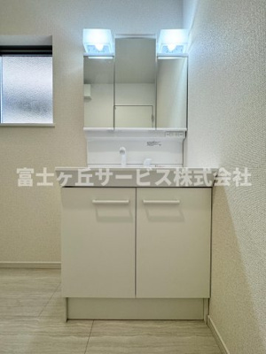 【独立洗面台】 | 静岡市駿河区小黒2丁目 3期 新築一戸建て 2号棟 | 朝の身支度に便利な独立洗面台です