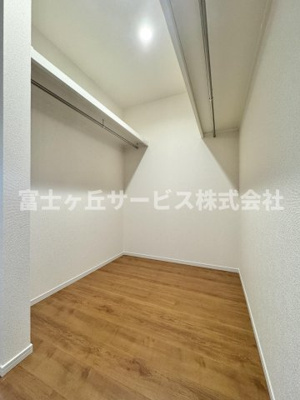 【収納】 | 静岡市駿河区小黒2丁目 3期 新築一戸建て 2号棟 | 収納豊富なウォークインクローゼット