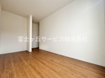 【洋室】 | 静岡市駿河区小黒2丁目 3期 新築一戸建て 2号棟 | バルコニーに面した洋室です