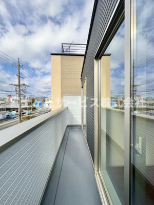 【バルコニー】 | 静岡市駿河区小黒2丁目 3期 新築一戸建て 2号棟 | 陽当たり良好なバルコニーです
