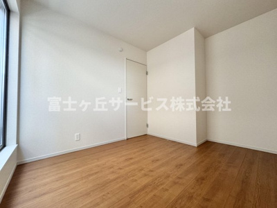 【子供部屋】 | 静岡市駿河区小黒2丁目 3期 新築一戸建て 2号棟 | 子供部屋としても使える洋室です