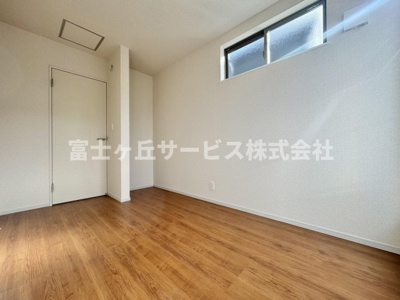 【洋室】 | 静岡市駿河区小黒2丁目 3期 新築一戸建て 2号棟 | 収納もある洋室です