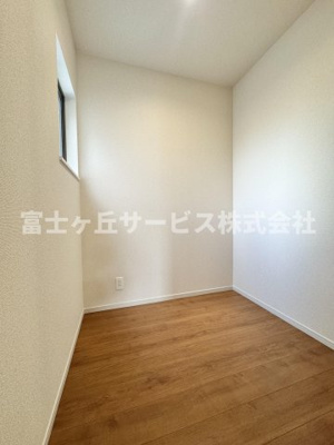 【洋室】 | 静岡市駿河区小黒2丁目 3期 新築一戸建て 2号棟 | サービスルームです